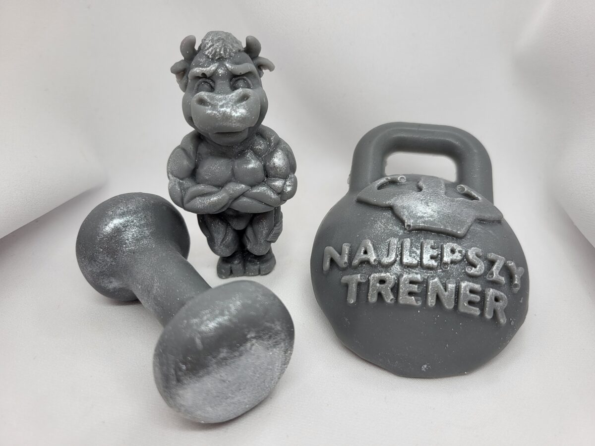 Mydło w kształcie kettla z napisem Najlepszy Trener oraz hantla i muskularnej figurki – oryginalny prezent dla sportowca i trenera