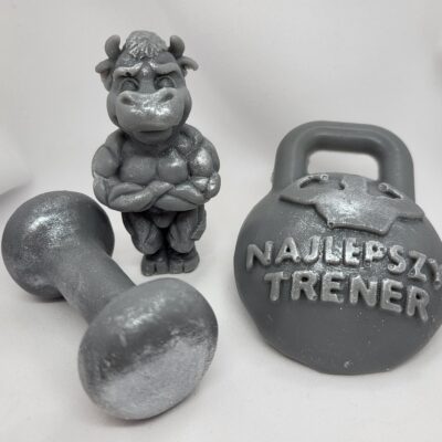 Mydło w kształcie kettla z napisem Najlepszy Trener oraz hantla i muskularnej figurki – oryginalny prezent dla sportowca i trenera