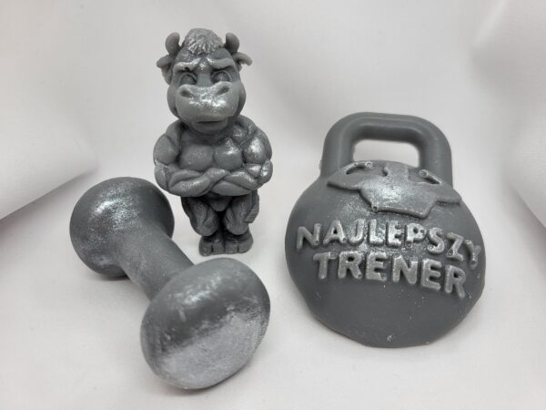 Mydło w kształcie kettla z napisem Najlepszy Trener oraz hantla i muskularnej figurki – oryginalny prezent dla sportowca i trenera