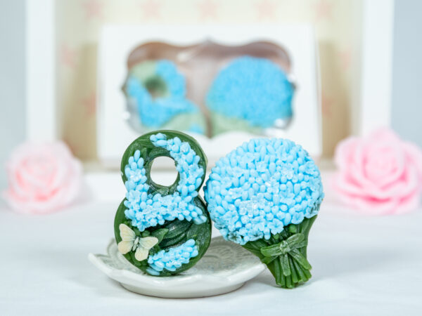 Zestaw Prezentowy na Dzień Kobiet – bukiet i cyfra 8 z kwiatów (Zestaw 1)