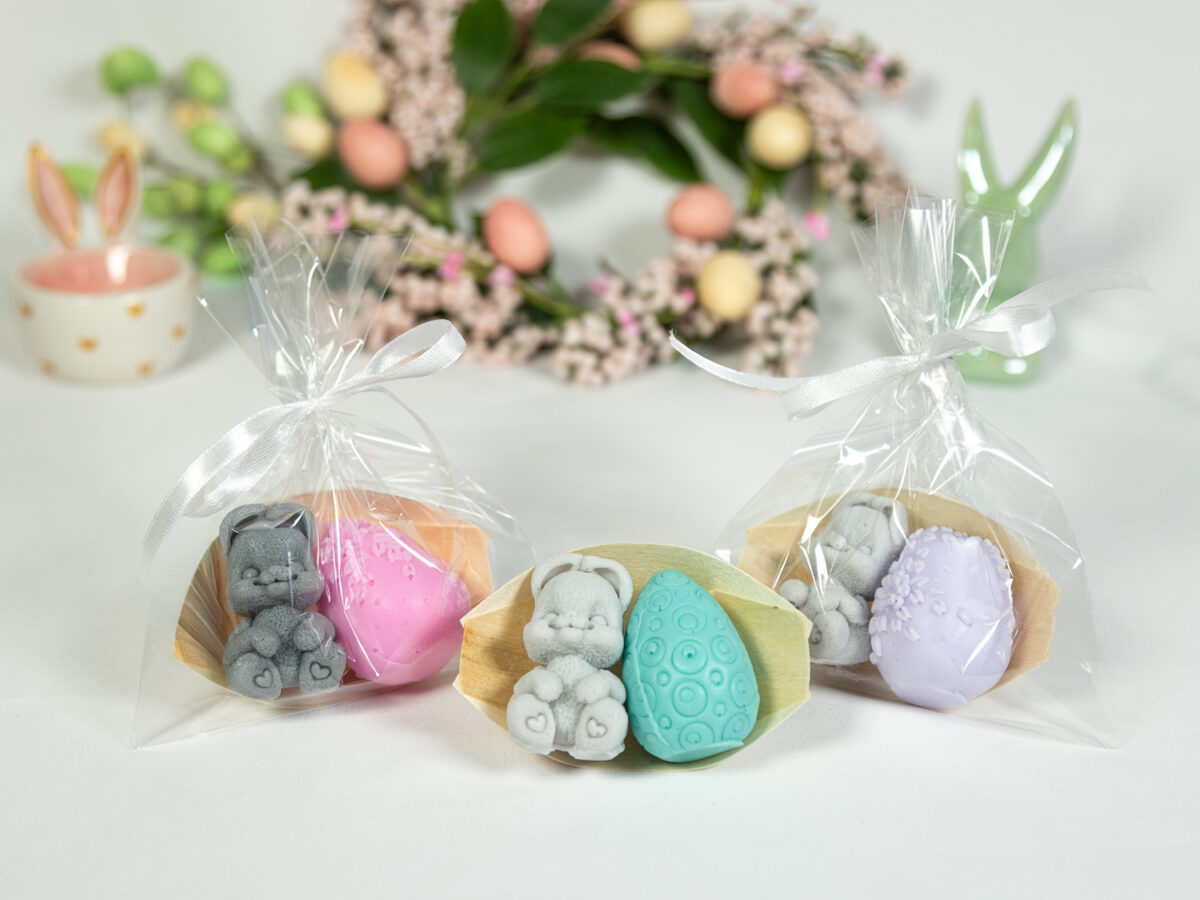 Zając z Jajem Na Bambusowej Łódeczce