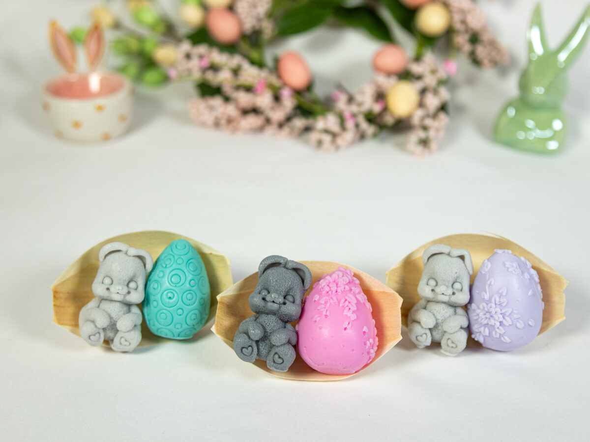 Zając z Jajem Na Bambusowej Łódeczce