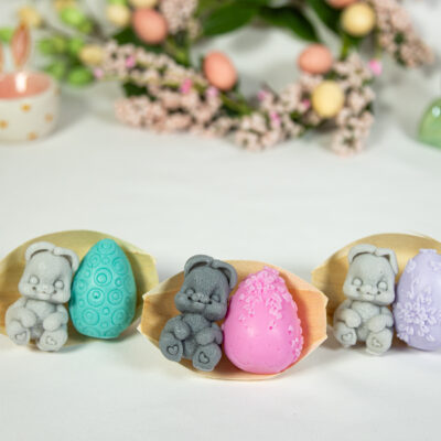 Zając z Jajem Na Bambusowej Łódeczce