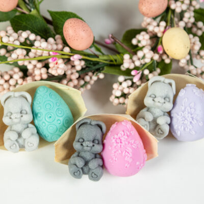 Zając z Jajem Na Bambusowej Łódeczce