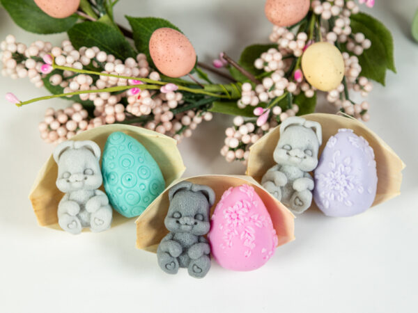 Zając z Jajem Na Bambusowej Łódeczce