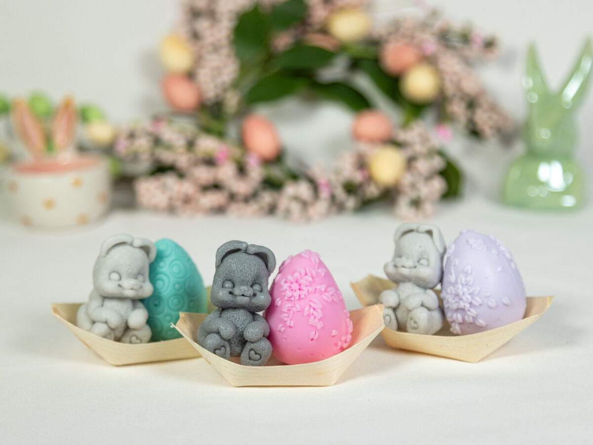 Zając z Jajem Na Bambusowej Łódeczce