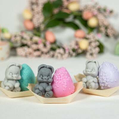 Zając z Jajem Na Bambusowej Łódeczce