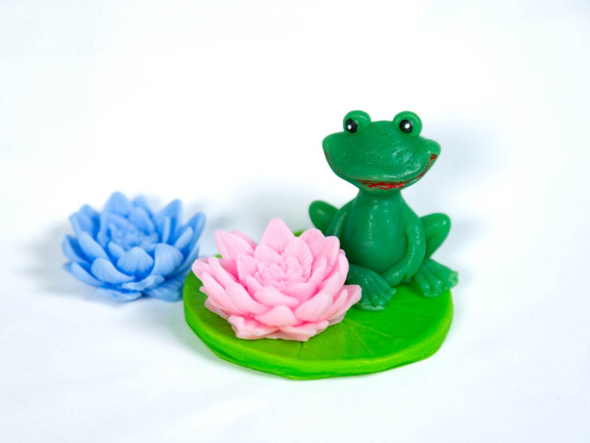 Żaba z Lilią na Liściu